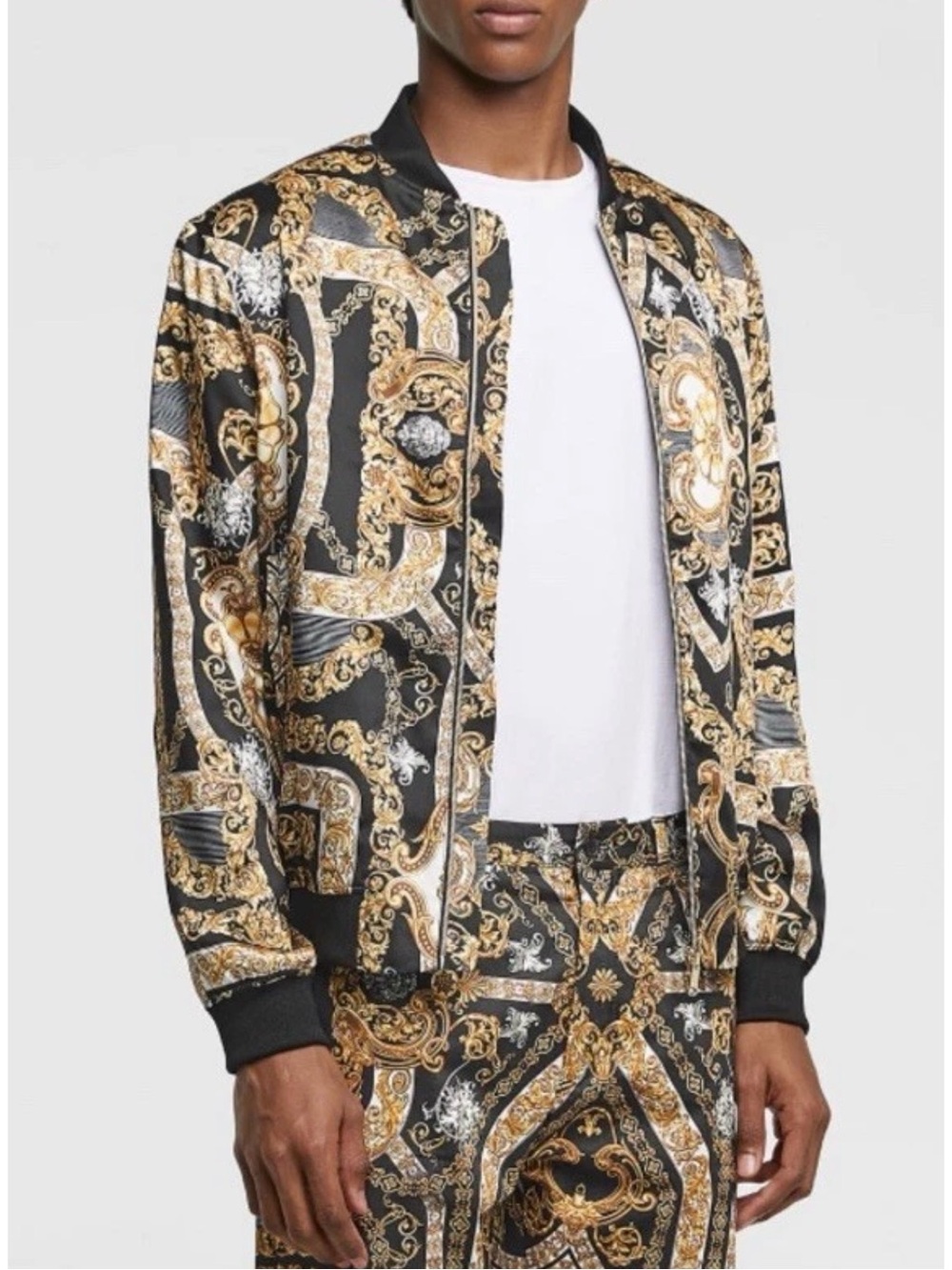 zara men Sateen bomber jacket
Large With Adjustable Hood
Zippered Side Pockets